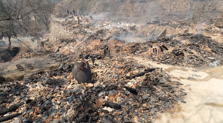경북 의성군 단촌면 고운사 가운루를 비롯한 건물들이 전날 번진 산불에 모두 불에타 흔적만 남아 있다. 이번 화재로 국가 지정 문화유산 보물로 지정된 가운루와 연수전 등이 소실됐다. 의성=이상섭 기자