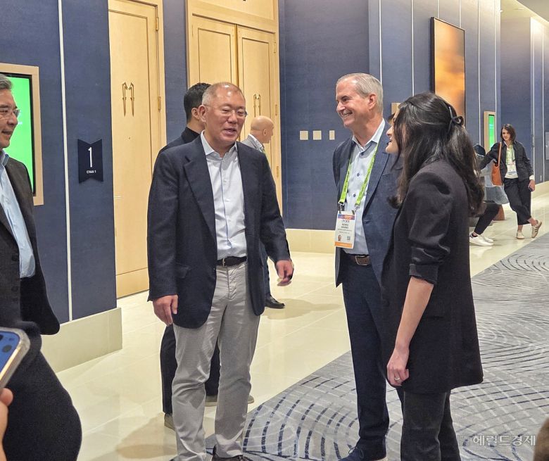 정의선 현대차그룹 회장이 6일(현지시간) CES 2026 현장에서 젠슨 황 엔비디아 최고경영자의 딸 메디슨 황과 대화를 하고 있다. 박지영 기자