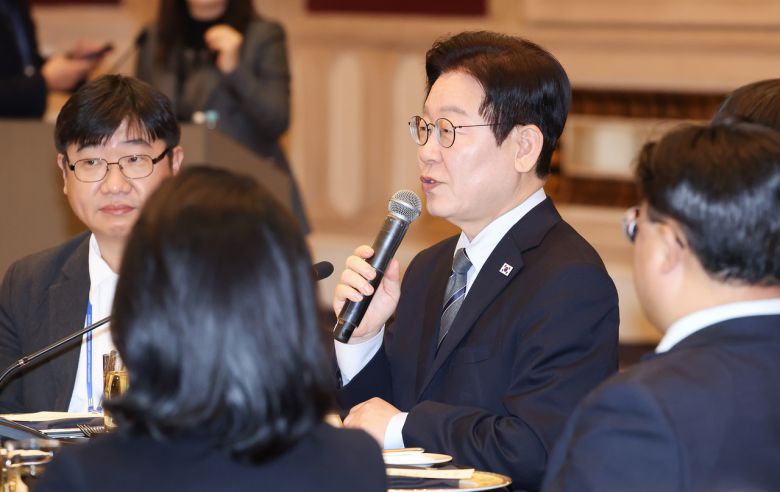 중국을 국빈방문 중인 이재명 대통령이 7일 상하이의 한 호텔에서 열린 순방 기자단 오찬 간담회에서 발언하고 있다. [연합]