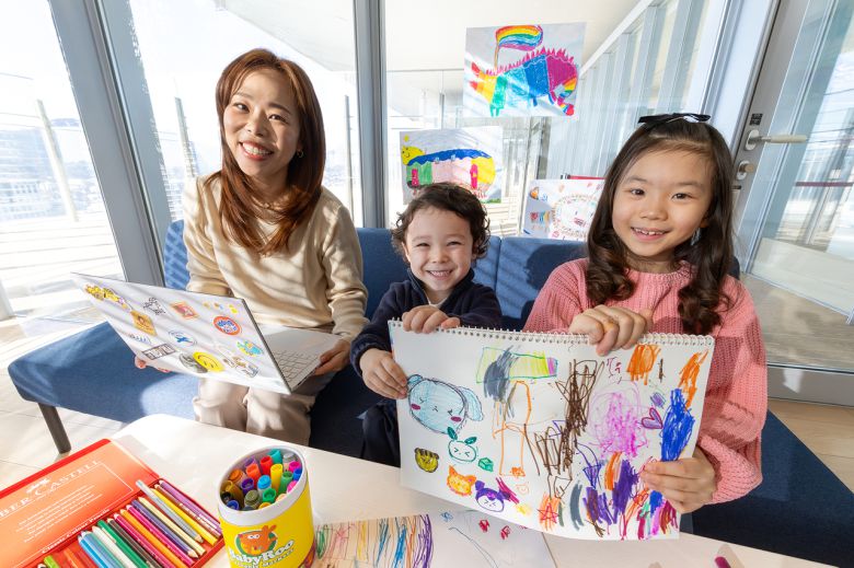 어린이 모델이 지니 TV 키즈랜드 ‘함께 그린 책 3’ 어린이 작가 공모전과 부모 교육 워크숍을 소개하는 모습 [KT 제공]