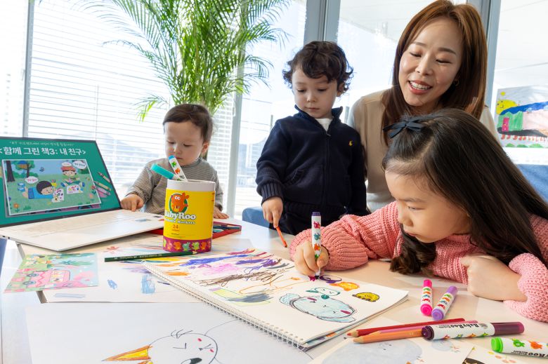 어린이 모델이 지니 TV 키즈랜드 ‘함께 그린 책 3’ 어린이 작가 공모전과 부모 교육 워크숍을 소개하는 모습 [KT 제공]