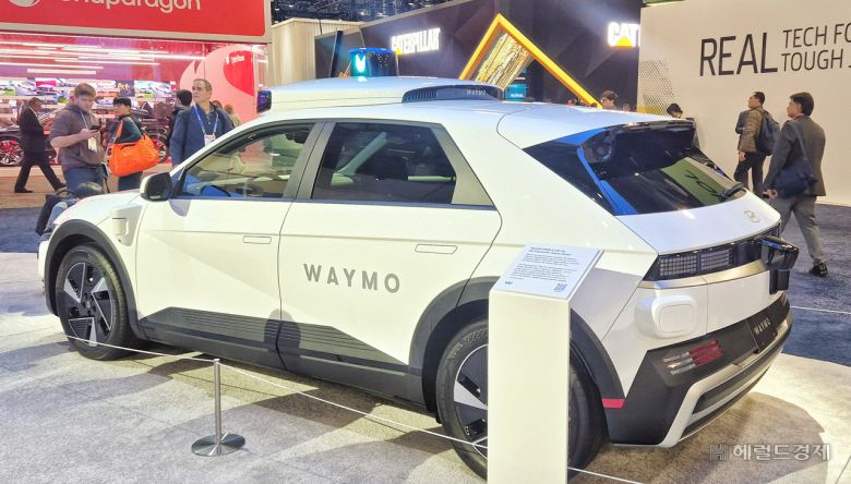구글 웨이모가  6일(현지시간) 미국 라스베이거스에서 개막한 CES 2026에서 미국 조지아주 전기차 전용 공장 HMGMA에서 현대차가 생산한 아이오닉 5 자율주행차를 메인으로 전시하고 있다. 라스베이거스=정경수 기자