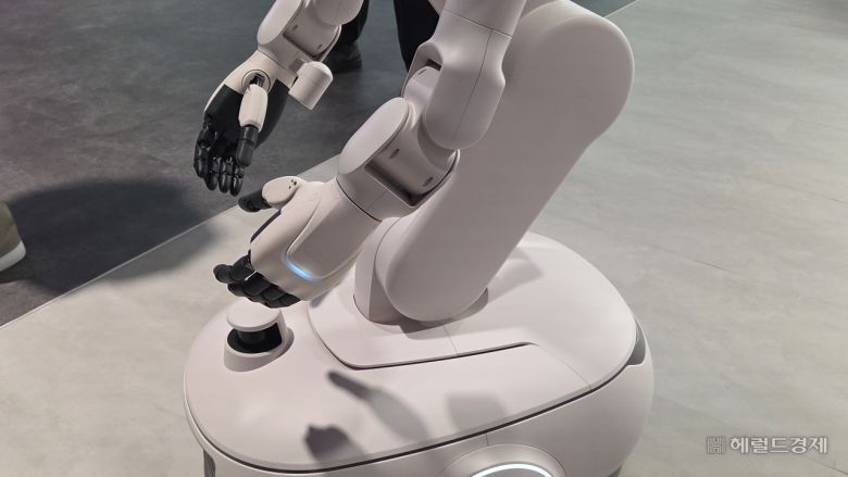 LG전자 클로이드가 CES 2026에서 빨래 접기를 선보이고 있다. 박지영 기자.