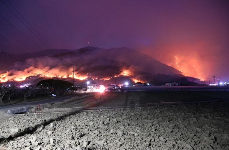 경상남도 산청군 시천면에서 시작된 산불이 하동군 옥종면 두양리 경계지점까지 번져 불타고 있다.[경남도민일보 제공]