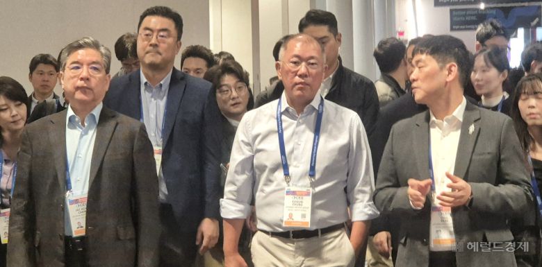 정의선(가운데) 현대차그룹 회장이  6일(현지시간) 미국 라스베이거스에서 개막한 CES 2026 CES 2026 퀄컴 부스를 둘러본 후 LG전자 차량용 솔루션 전시룸으로 이동하고 있다. 왼쪽은 장재훈 현대차그룹 부회장, 오른쪽은 박철 신사업전략실장  정경수 기자