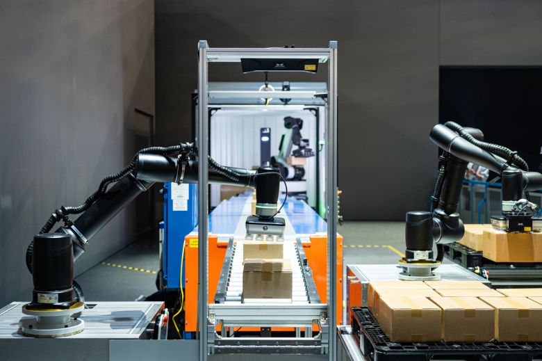 현대차그룹의 상하차 로봇 ‘스트레치’가 물류 작업을 시연하고 있다. [현대차그룹 제공]