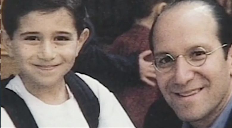 투자은행 ‘캔터 피츠제럴드’의 최고경영자(CEO) 시절 하워드 러트닉 상무장관(오른쪽)과 장남 카일 러트닉. 이 사진은 2001년 9월 11일 당일 촬영된 것인데, 이날 러트닉은 아들의 유치원 등원 첫 날을 함께했고 그 덕에 9·11 테러로 인한 희생을 면할 수 있었다. [엑스(X·옛 트위터)]