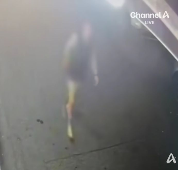 속옷 차림에 맨발을 한 러시아 남성이 골목을 지나고 있다. [채널A 갈무리]