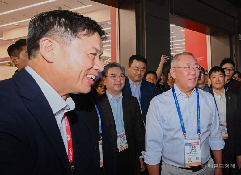 정의선 현대차그룹 회장이  6일(현지시간) 미국 라스베이거스에서 개막한 CES 2026 LG전자 부스를 찾아 류재철(왼쪽) LG전자 최고경영자(CEO)와 인사를 나누고 있다. 라스베이거스=박지영 기자