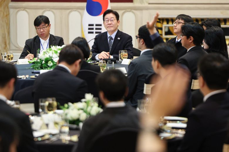 중국을 국빈방문 중인 이재명 대통령이 7일 상하이의 한 호텔에서 열린 순방 기자단 오찬 간담회에서 취재진의 질문을 받고 있다. [연합]