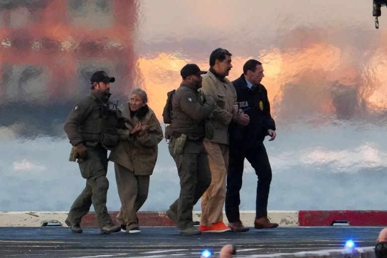 니콜라스 마두로 베네수엘라 대통령과 부인 실리아 플로레스가 5일(현지시간) 헬리콥터로 이송돼 마약 테러, 공모, 마약 밀매, 자금 세탁 등의 혐의로 미국 뉴욕 연방 법원에 출두하고 있다.[로이터]