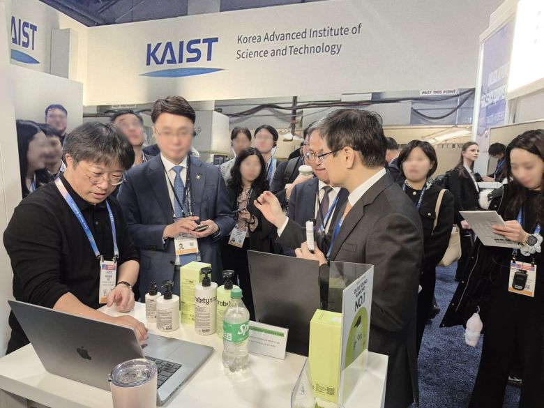 이해신(오른쪽) 교수가 CES 부스를 찾은 관람객들에게 제품 설명을 하고 있다.[폴리페놀팩토리 제공]