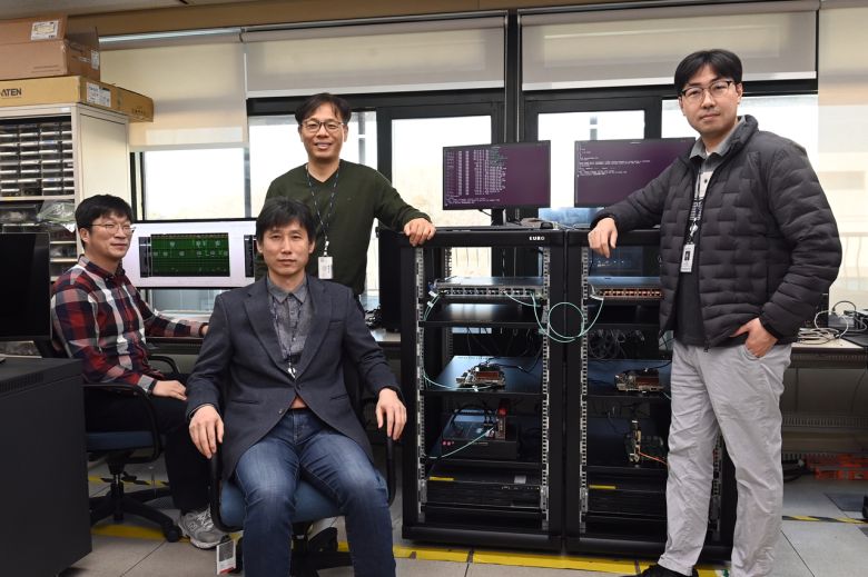 옴니익스텐드 기술을 개발한 ETRI 연구진. 차승준(왼쪽부터) 박사, 김강호 본부장, 석성우 박사, 고광원 실장.[ETRI 제공]