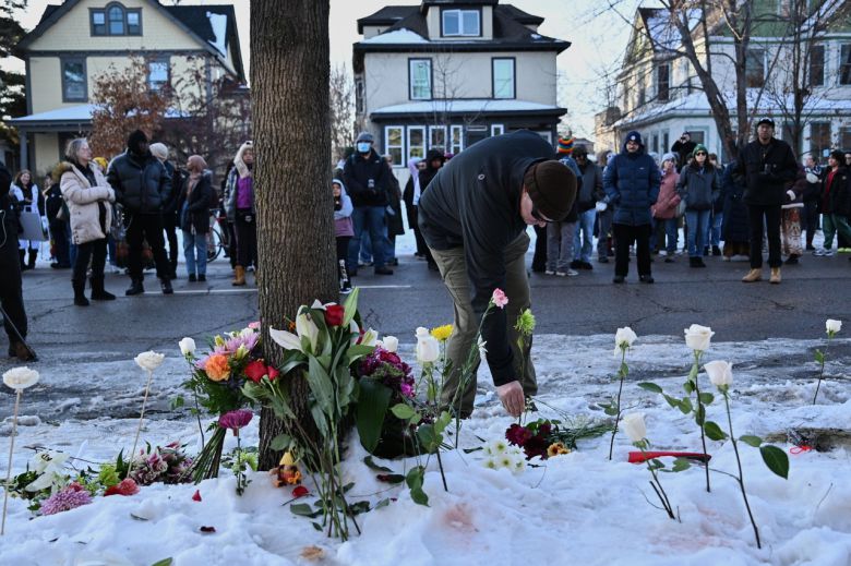 ICE 요원의 총격으로 사망자가 발생한 사건 현장 주변에 시위대가 모여 추모하고 있다. [AP]