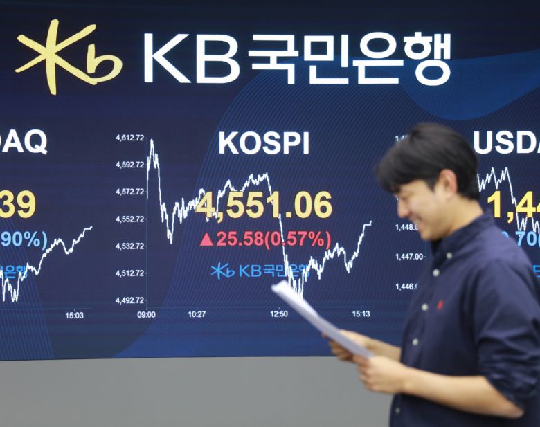 지난 7일 KB국민은행 딜링룸에 코스피 종가가 표시돼 있다. 이날 코스피는 장중 4600선을 돌파했고 4500선에서 거래를 마치며 종가 기준 사상 최고치를 새로 썼다. [국민은행 제공]