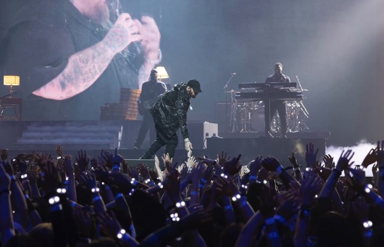 에미넴은 존경의 대상인 동시에 경계의 대상이 된다. 그의 삶을 따라가고 싶지 않지만 눈을 떼기 어려운 존재. 에미넴이 보여주는 것은 ‘이렇게 살면 된다’가 아니라 ‘이렇게까지도 인간은 살아있다’는 사실이다. 그 지점에서 그의 음악을 생생히 살아있고, 위험하고, 또 경외스럽다. [공식 인스타그램 캡처]