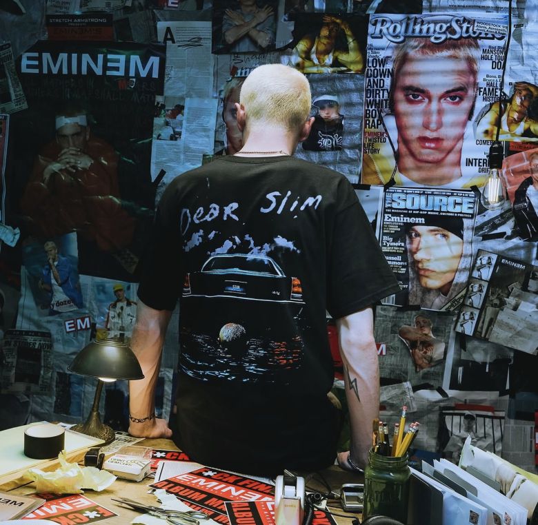 에미넴의 음악은 언제나 ‘전락의 잔상’이 남긴다. 고통이 정리되지 않은 채 흘러가고, 분노가 봉합되지 않은 채 방치되며, 절규가 해소되지 않은 채 공기 속에 남는다. 듣는 순간에는 분명 후련한데, 듣고 나면 설명하기 어려운 괴로움이 잔향처럼 따라붙는다. 그의 음악은 위로하지도 않고, 달래지도 않으며, 구원을 약속하지도 않는다. 대신 고통이 얼마나 깊고, 얼마나 오래 지속되는지를 끝까지 보여준다. [공식 인스타그램 캡처]