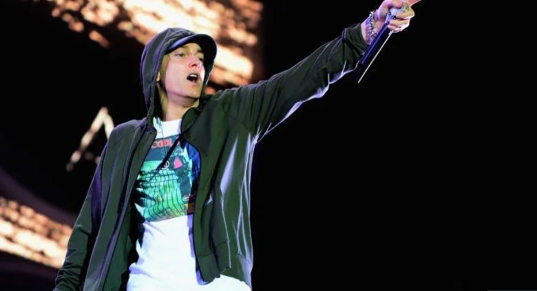 에미넴의 곡에 결정적인 역할을 하는 것이 그의 목소리 그 자체다. 에미넴의 톤은 기본적으로 얇고 날카롭다. 힙합에서 흔히 기대되는 묵직한 저음, 이른바 ‘빅 대디’같은 안정적인 울림과는 정반대로, 마치 전장의 한가운데서 피 흘리며 살아 숨쉬고 있는 신경처럼 예민하고 팽팽하다. 이 얇은 음색은 단어 하나하나를 면도날처럼 세워 전달하며 특유의 발음 각을 더욱 또렷하게 만든다. [게티이미지/Photo by Theo Wargo]