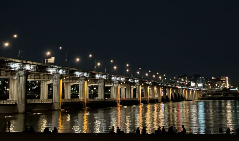 서울 반포대교가 야경으로 빛나고 있다. 김광우 기자.