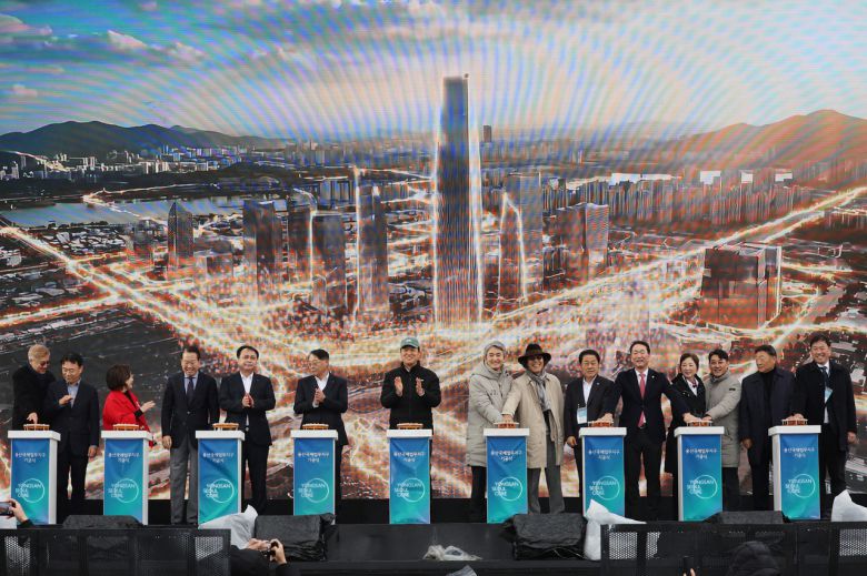 오세훈 서울시장이 지난해 11월27일 서울 용산국제업무지구 기공식에서 정정래 한국철도공사 사장직무대행, 국민의힘 권영세 의원 등 참석자들과 기념촬영하고 있다. [연합]