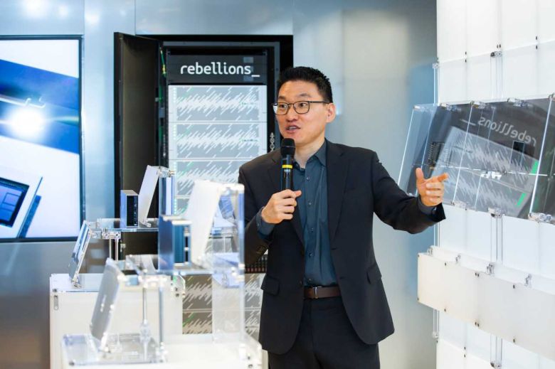 리벨리온의 ‘리벨쿼드’. 리벨쿼드는 4개의 다이를 결합한 빅칩(Big Chip) NPU로, HBM3E 기반 메모리 아키텍처를 적용해 대규모 추론 워크로드에 최적화됐다. 세계 최초로 UCIe-어드밴스드 표준을 실제 칩에 구현한 점도 특징이다. [리벨리온 제공]