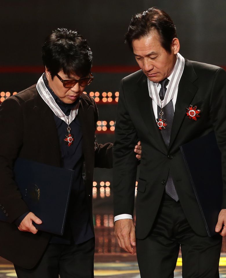 지난 2013년 11월 18일 서울 송파구 방이동에서 열린 ‘2013 대한민국 대중문화예술상’ 시상식에서 은관 문화훈장을 수상한 배우 안성기(오른쪽)와 가수 조용필. [연합뉴스]
