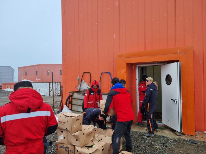 안치영 셰프가 가져온 식자재를 운반하는 대원들. 본인 제공