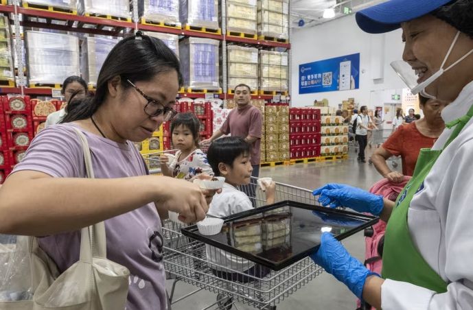 중국에서 샘스클럽은 3년 전 36개 매장에서 현재 약 60개 매장으로 확장했으며, 일부 매장은 연간 5억 달러 이상의 매출을 올리고 있다. [WSJ]