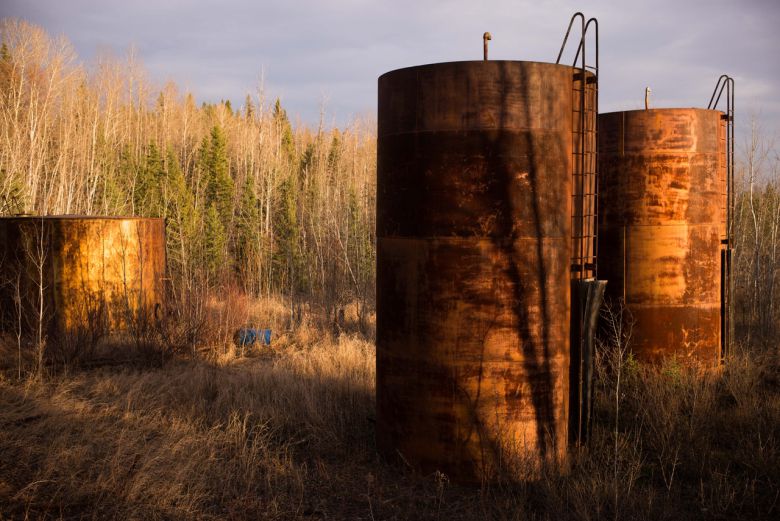 지난 2015년 4월 캐나다 포트 맥머레이 북부의 오일샌드 광산에서 녹이 슬도록 방치된 대형 탱크들. [게티이미지]