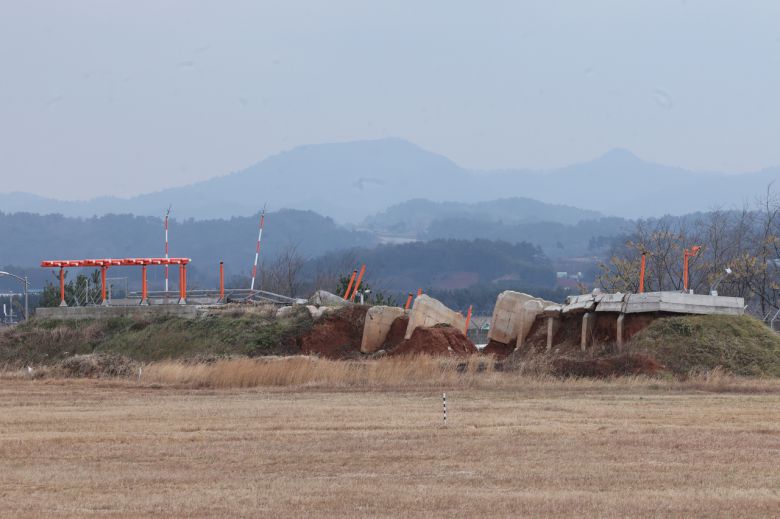 12·29 제주항공 여객기 참사가 발생한 무안국제공항 현장에서 로컬라이저가 무너져있는 모습. [연합]