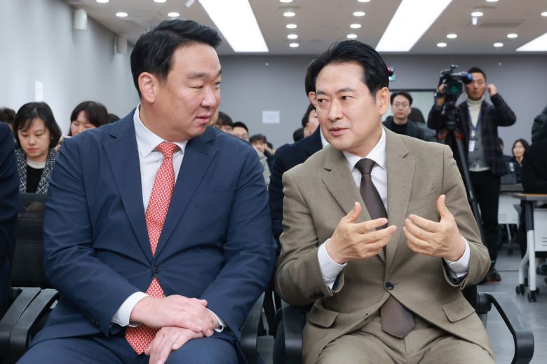 국민의힘 장동혁 대표가 지난달 31일 서울 여의도 국민의힘 중앙당사에서 열린 사무처 당직자 종무식에 참석해 정희용 사무총장과 대화하고 있다. [연합]