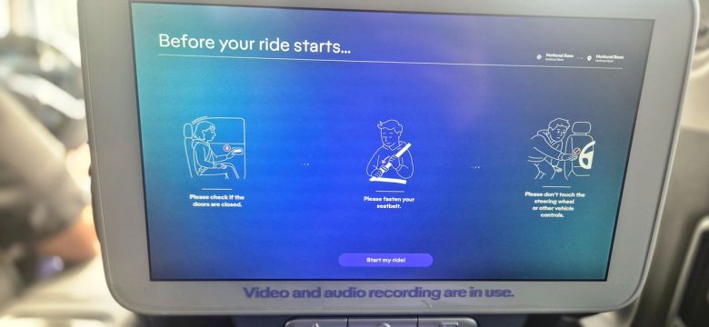 모셔널의 로보택시는 탑승객 전원이 안전벨트를 착용한 뒤 모니터 속 ‘준비’와 ‘출발’ 버튼을 눌러야 차량이 움직인다. 라스베이거스=정경수 기자