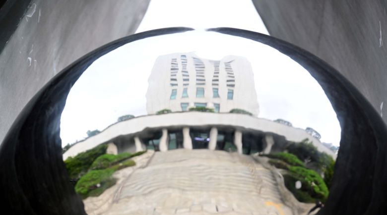 서울 서초구 대검찰청 조형물을 통해 보이는 대검 청사 모습. 이상섭 기자