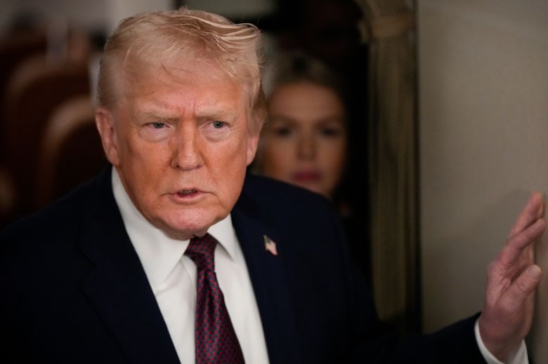 도널드 트럼프 미국 대통령이 11일(현지시간) 에어포스원에서 기자들과 이야기를 나누고 있다. [AP]