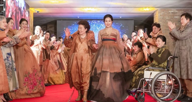 K-시니어 개척자로 K-SENIOR 독자적 상표권을 갖고 있는 한국시니어스타협회(이사장 김선)가 패션쇼를 진행하고 있다. <포토그래퍼=이경구>