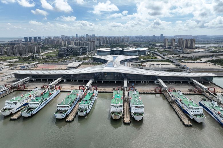 2025년 10월 7일 중국 남부 하이난성 하이커우의 한 항구에서 차량들이 로로선(RO-RO선)에 탑승하는 모습을 촬영한 항공 드론 사진.[신화통신]