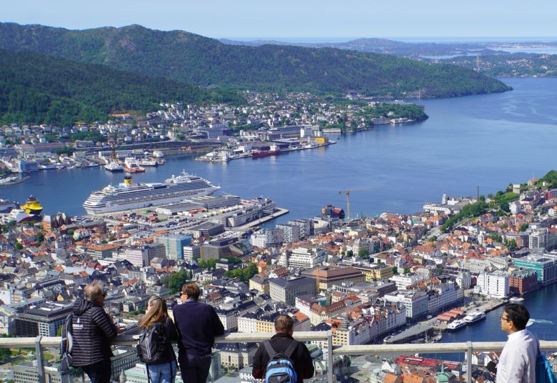 노르웨이 베르겐에 정박한 크루즈