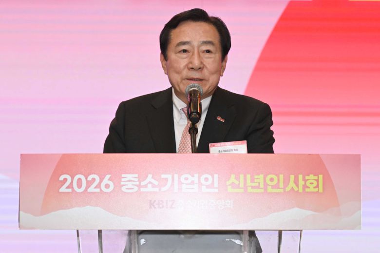 김기문 중소기업중앙회장이 13일 서울 여의도 중소기업중앙회에서 열린 2026년도 중소기업인 신년인사회에서 덕담하고 있다. [연합]