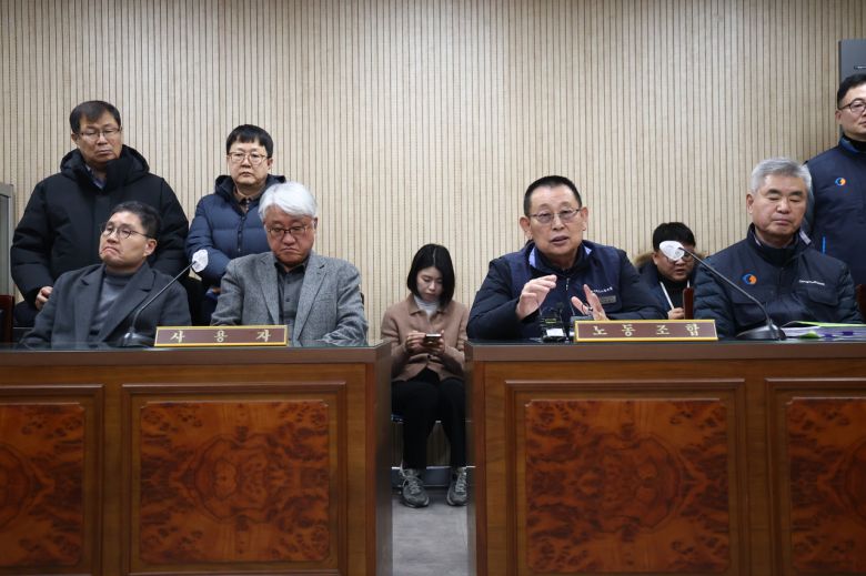 지난 12일 서울지방노동위원회에서 열린 특별조정위원회 사후 조정 회의에서 박점곤(오른쪽 두 번째) 서울시 버스노동조합(버스노조) 위원장이 발언하고 있다. [연합]