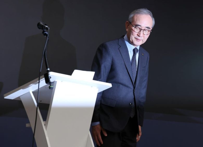 김영섭 KT 대표이사 사장이 지난해 12월 30일 서울 종로구 광화문 사옥에서 열린 무단 소액결제 사태 및 해킹 사고 등과 관련한 ‘침해사고 관련 대고객 사과와 정보보안 혁신 방안’ 브리핑에서 입장을 밝힌 뒤 인사를 하기 위해 자리를 잡고 있다. [연합]