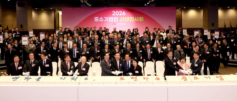 2026 중소기업인 신년 인사회 (앞줄 왼쪽부터) 강경성 대한무역투자진흥공사 사장 / 주병기 공정거래위원회 위원장 / 백승보 조달청장 / 이철규 국회 산업통상자원중소벤처기업위원회 위원장 / 손경식 한국경영자총협회 회장/ 장동혁 국민의힘 당대표 / 김기문 중소기업중앙회장 / 정청래 더불어민주당 당대표 / 한성숙 중소벤처기업부 장관 / 조국 조국혁신당 당대표 / 조배숙 국회의원 / 임광현 국세청 [중기중앙회]