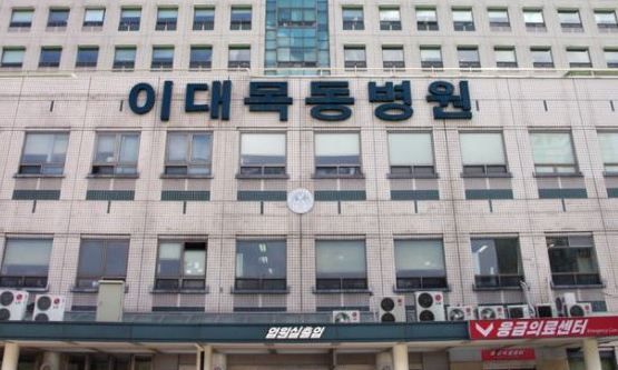 지난 2017년 12월 17일 오후 서울 이대목동병원에서 정혜원 병원장(가운데)과 관계자들이 전날 오후 9시부터 11시까지 2시간 동안 이 병원 인큐베이터에 있던 신생아 4명이 잇따라 숨진 사건이 발생한 것과 관련해 허리 숙여 사과하고 있다. [연합]