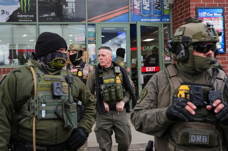 13일(현지시간) 미국 미네소타주 컬럼비아 하이츠에 있는 주유소에 미국 국경 순찰대 그레고리 보비노 박사(센터장)와 기타 연방 이민 경찰관들이 이동하고 있다. [AP]