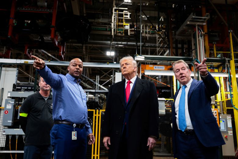 도널드 트럼프 미국 대통령이 13일(현지시간) 미국 미시간주 디어본에 있는 포드 생산 센터를 빌 포드 포드 포드 회장과 코리 윌리엄스 포드 리버 루즈 공장장과 함께 둘러보고 있다. [로이터]