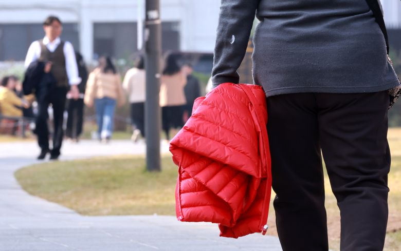 서울 종로구 열린송현 녹지광장에서 시민들이 겉옷을 손에 든 채 오가고 있다.[연합]
