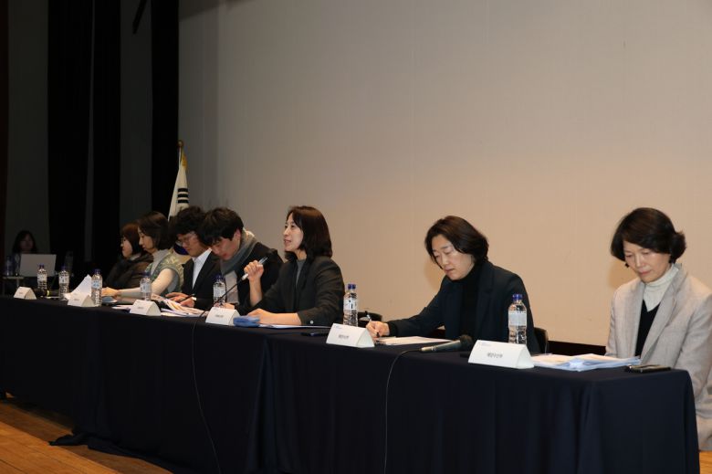 14일 서울여성가족재단에서 열린 ‘해상풍력 특별법 시행령 공청회’에서 기후환경에너지부 및 해양수산부 관계자들이 업계 질의에 답변하고 있다. [한국풍력산업협회 제공]