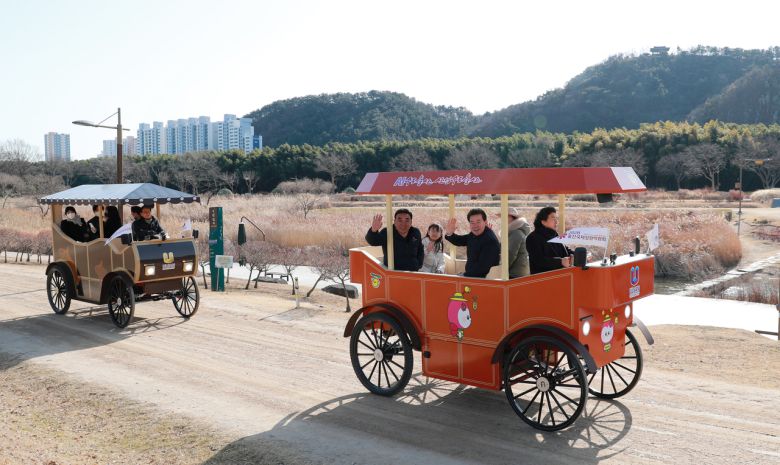김두겸 울산시장과 임현철 울산시 대변인이 14일 오전 시민들과 전기동력으로 움직이는 ‘울산 마차’를 시승해 태화강국가정원을 둘러보면서 안전점검을 하고 있다. [울산시 제공]