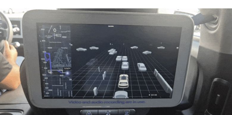 모셔널 로보택시 1열 헤드레스트 뒷 부분에는 2열 탑승자에게 차량의 위치 정보 등을 실시간으로 보여주는 모니터가 장착됐다.  라스베이거스=정경수 기자