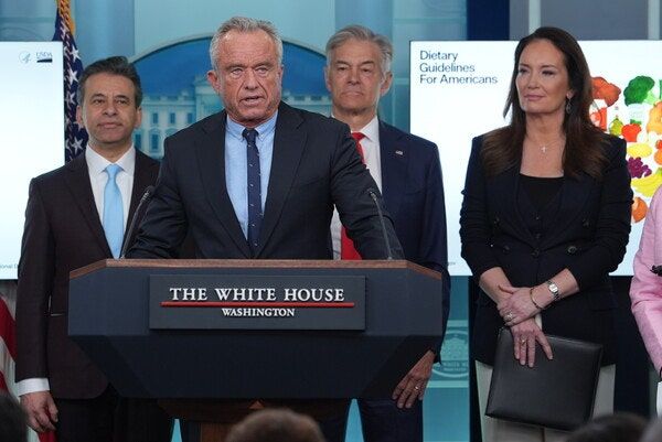 미국 워싱턴 DC 백악관에서 로버트 F. 케네디 주니어(왼쪽 두 번째) 보건복지부 장관이 새로운 ‘미국인을 위한 식단 지침’을 발표하고 있다. [AP]