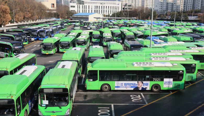 서울 시내버스가 2년 만에 파업에 돌입, 역대 최장기간 운행을 멈춘 14일 서울 은평구 수색동 은평공영차고지에 버스들이 주차돼 있다. [연합]